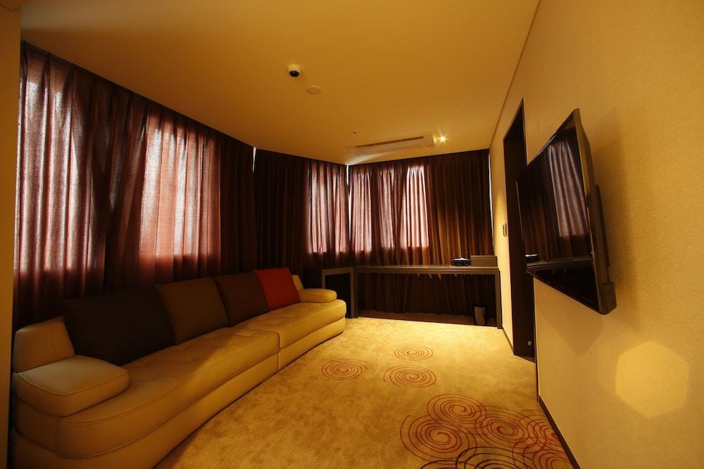 Days Hotel Jeju Seogwipo Ocean Esterno foto
